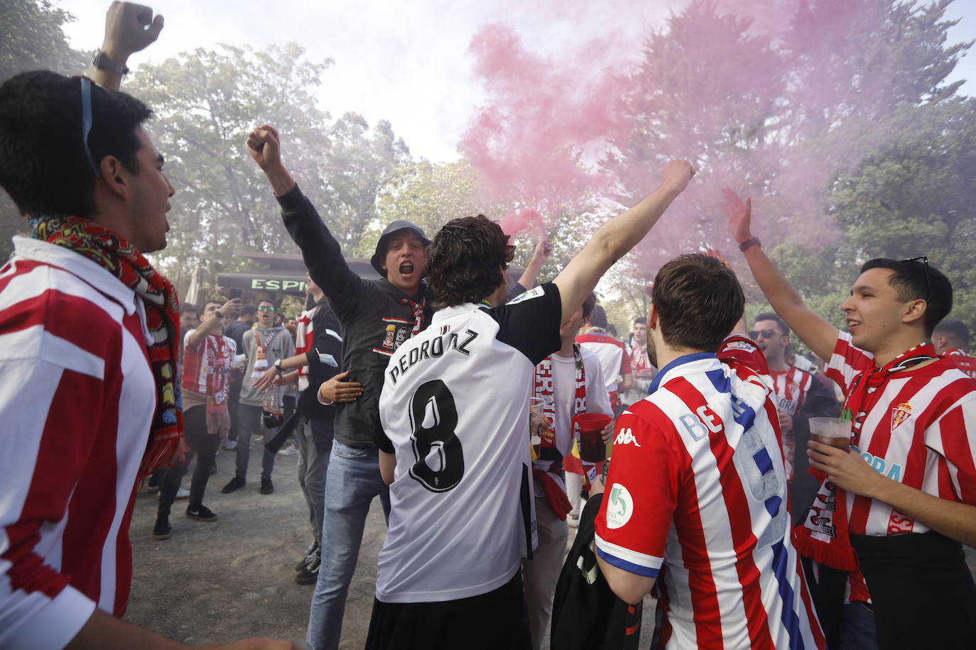 La afición del Sporting ha llenado las inmediaciones de El Molinón antes del partido que enfrentará a los rojiblancos con el Real Oviedo 