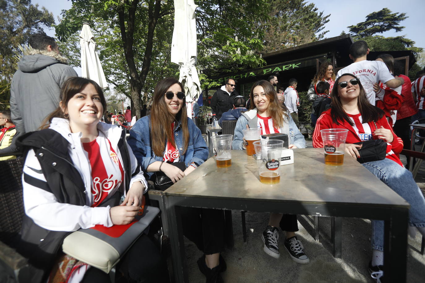 La afición del Sporting ha llenado las inmediaciones de El Molinón antes del partido que enfrentará a los rojiblancos con el Real Oviedo 