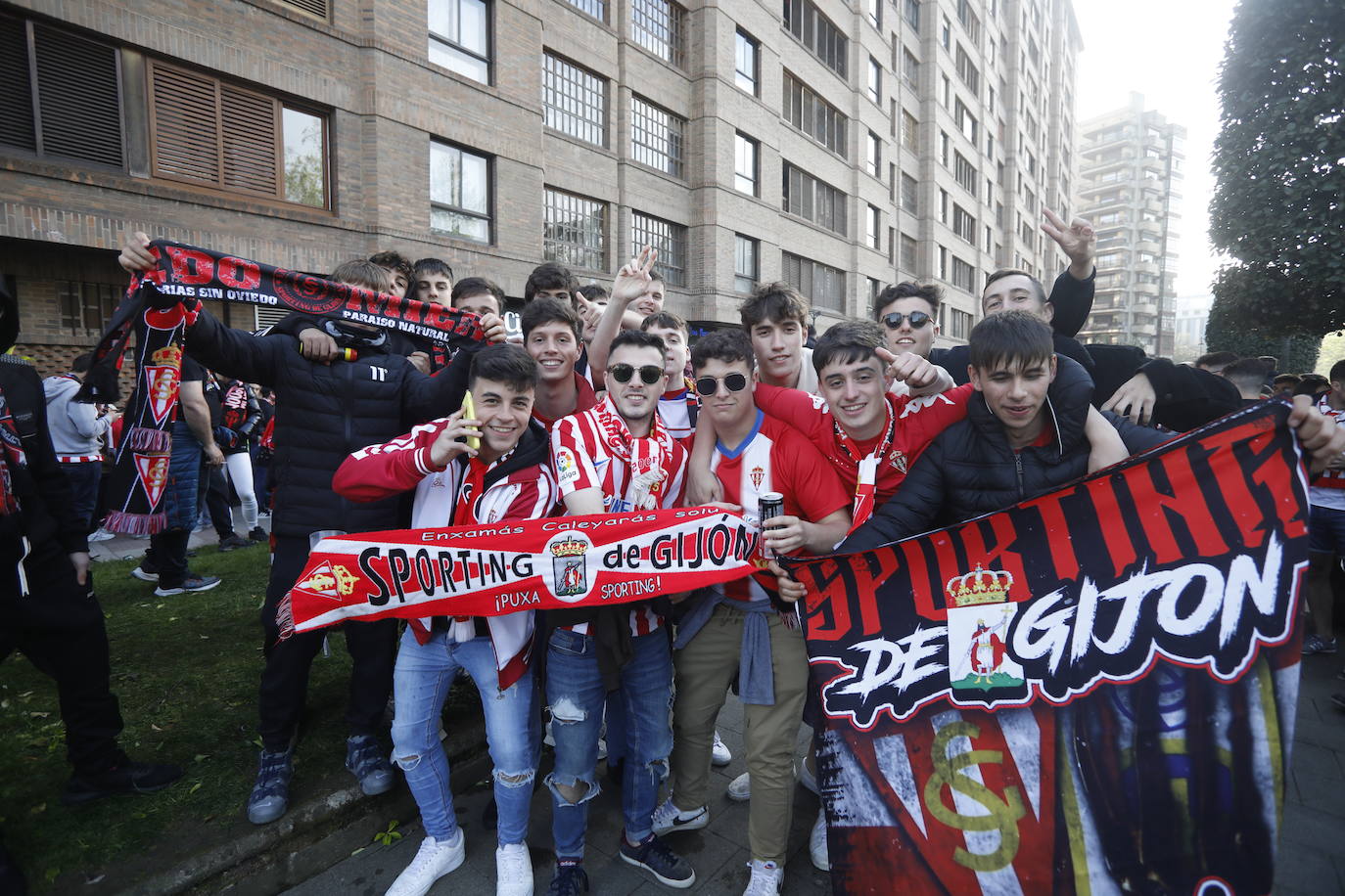 La afición del Sporting ha llenado las inmediaciones de El Molinón antes del partido que enfrentará a los rojiblancos con el Real Oviedo 