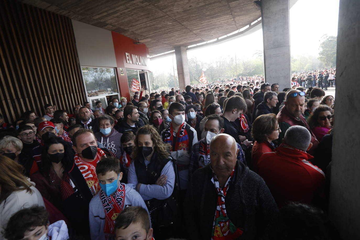 La afición del Sporting ha llenado las inmediaciones de El Molinón antes del partido que enfrentará a los rojiblancos con el Real Oviedo 