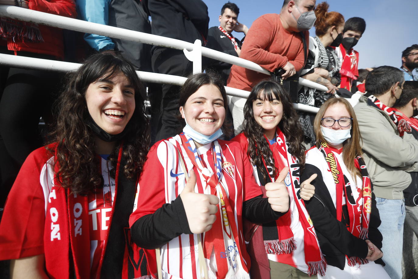 La afición del Sporting ha llenado las inmediaciones de El Molinón antes del partido que enfrentará a los rojiblancos con el Real Oviedo 