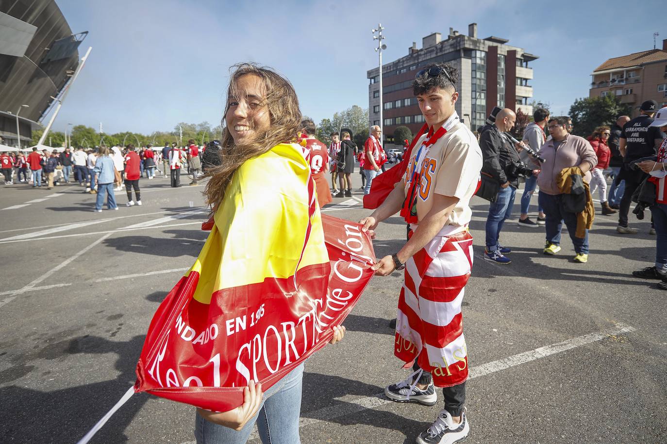 La afición del Sporting ha llenado las inmediaciones de El Molinón antes del partido que enfrentará a los rojiblancos con el Real Oviedo 