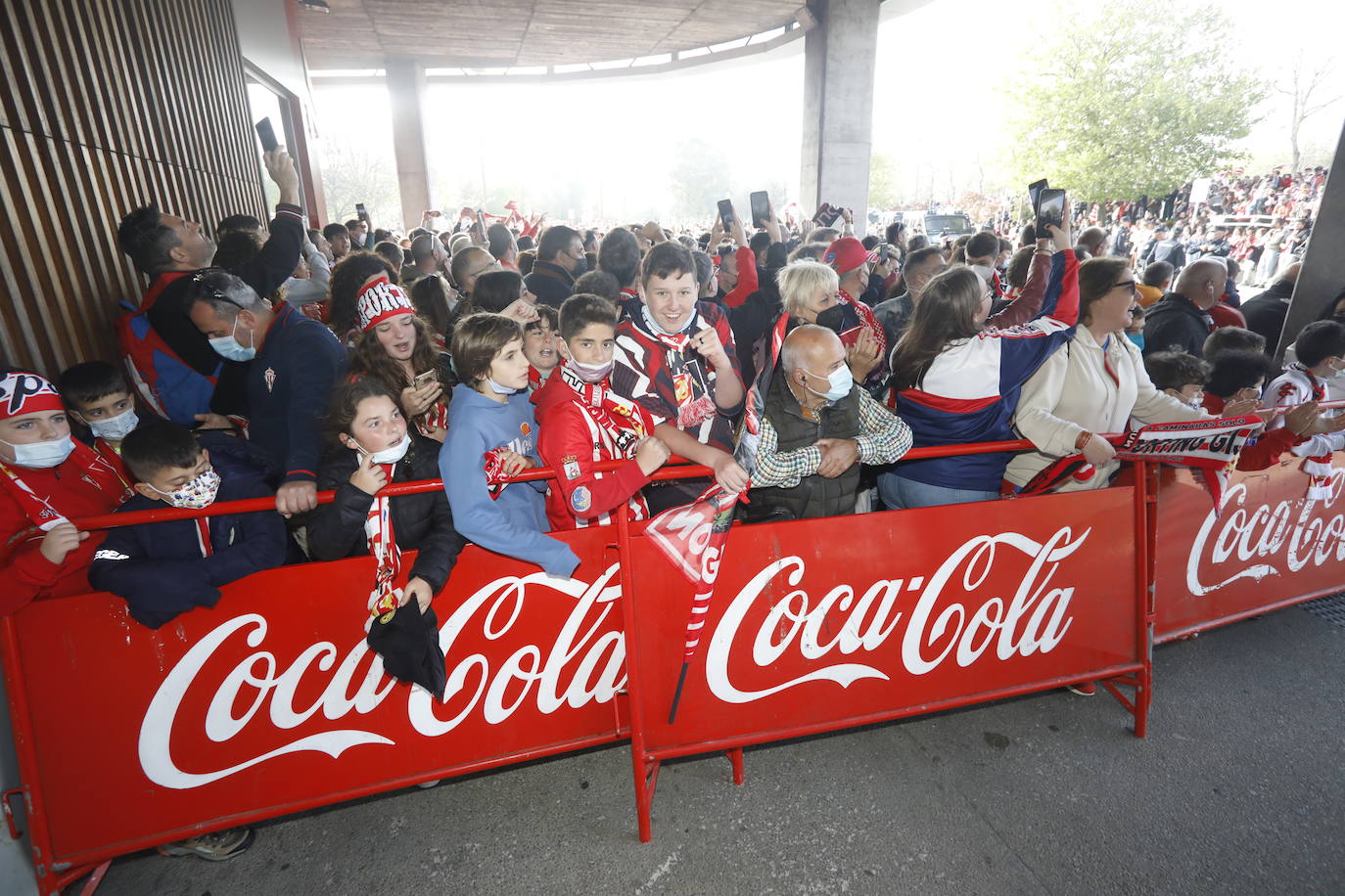 La afición del Sporting ha llenado las inmediaciones de El Molinón antes del partido que enfrentará a los rojiblancos con el Real Oviedo 