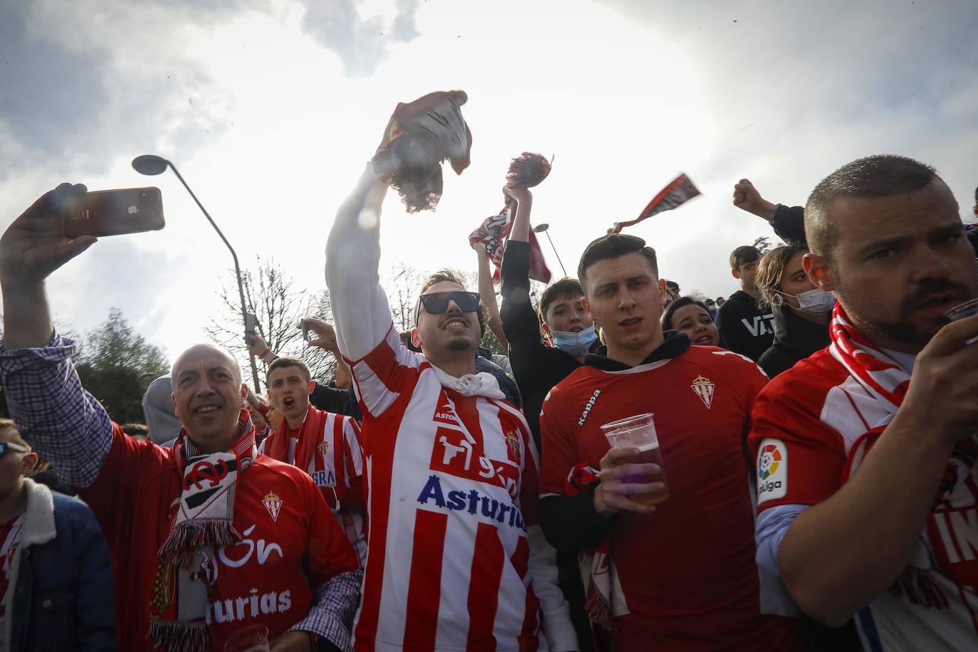 La afición del Sporting ha llenado las inmediaciones de El Molinón antes del partido que enfrentará a los rojiblancos con el Real Oviedo 