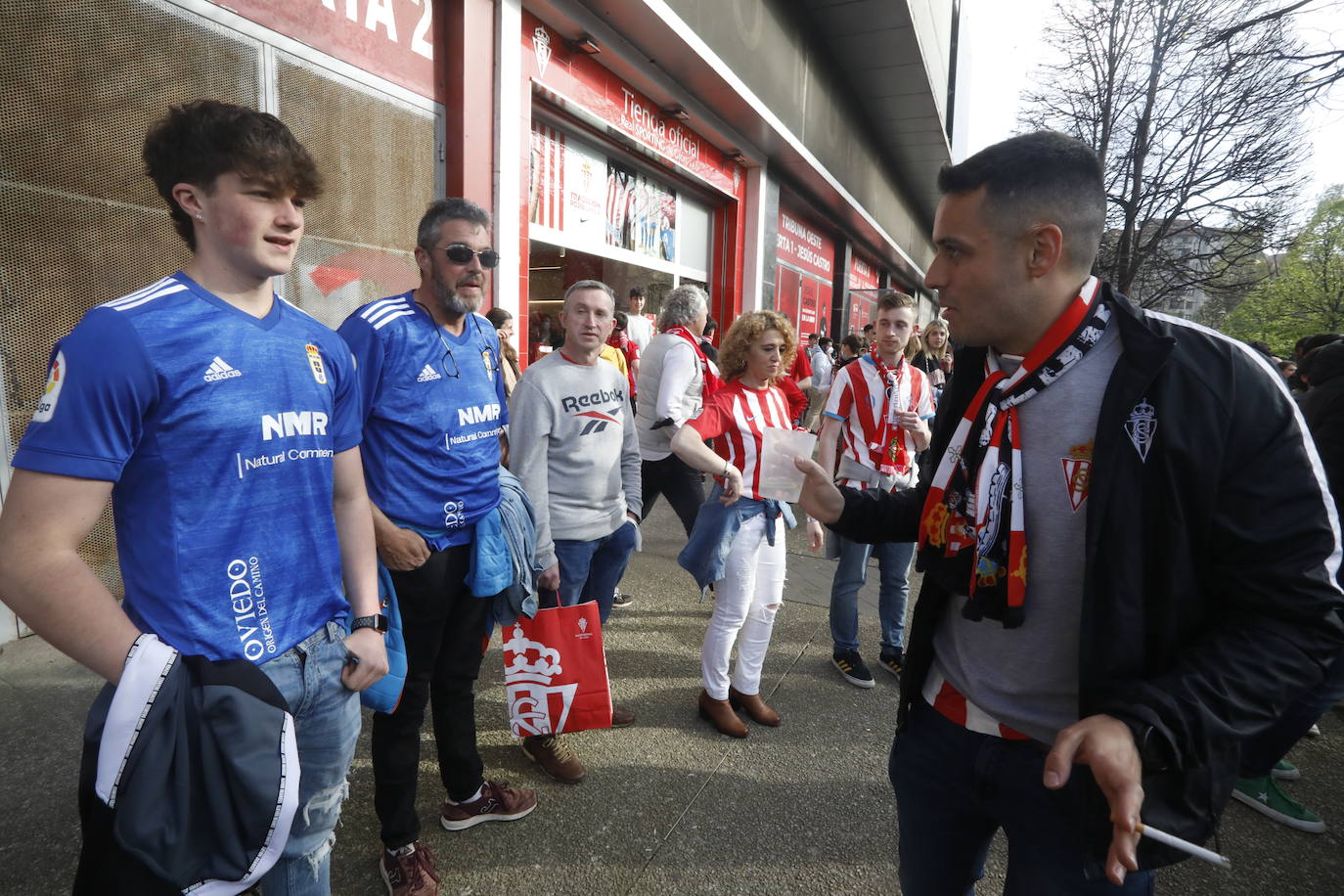 La afición del Sporting ha llenado las inmediaciones de El Molinón antes del partido que enfrentará a los rojiblancos con el Real Oviedo 