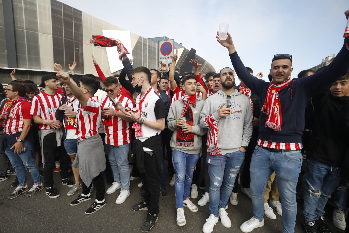 La afición del Sporting ha llenado las inmediaciones de El Molinón antes del partido que enfrentará a los rojiblancos con el Real Oviedo 