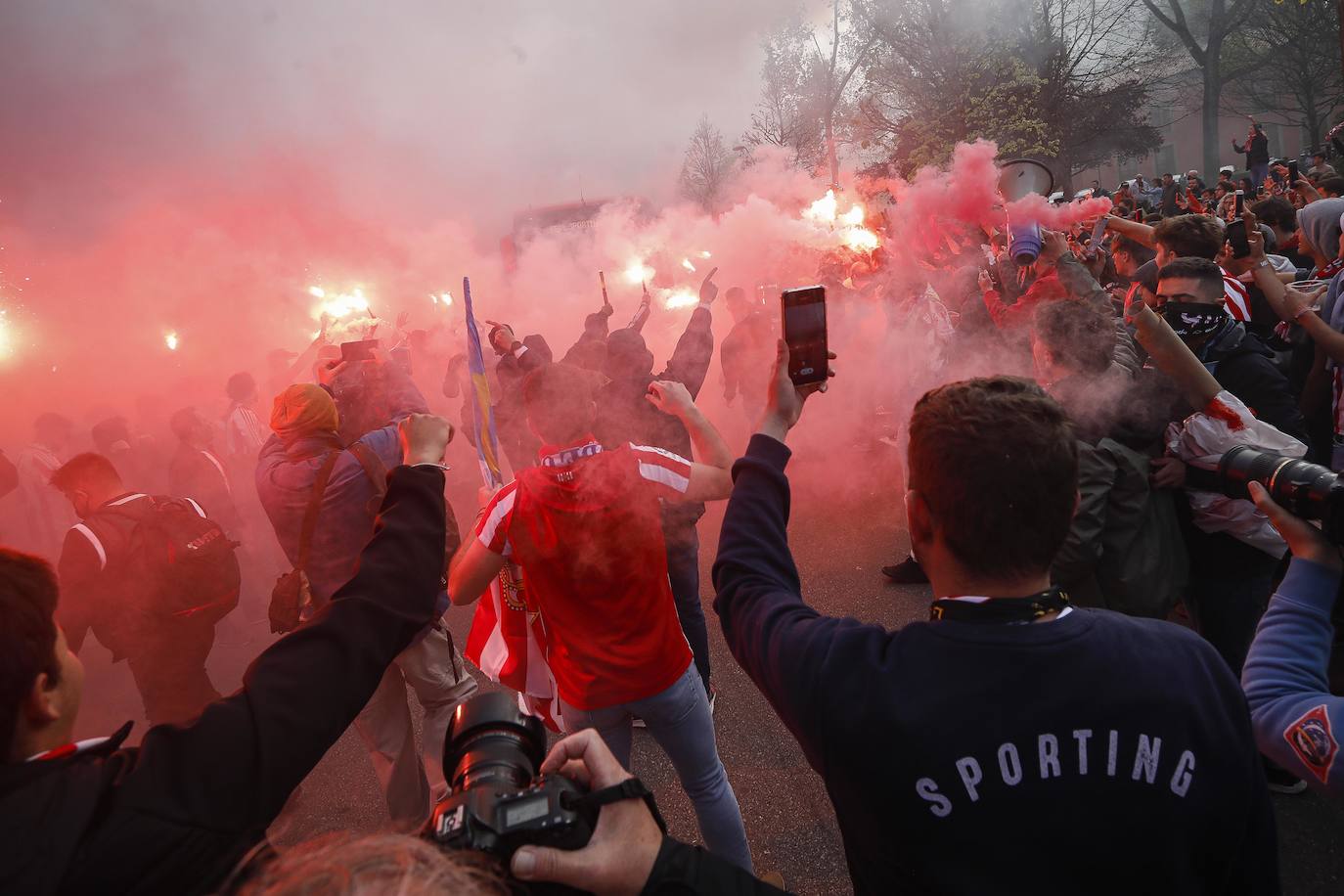 La afición del Sporting ha llenado las inmediaciones de El Molinón antes del partido que enfrentará a los rojiblancos con el Real Oviedo 