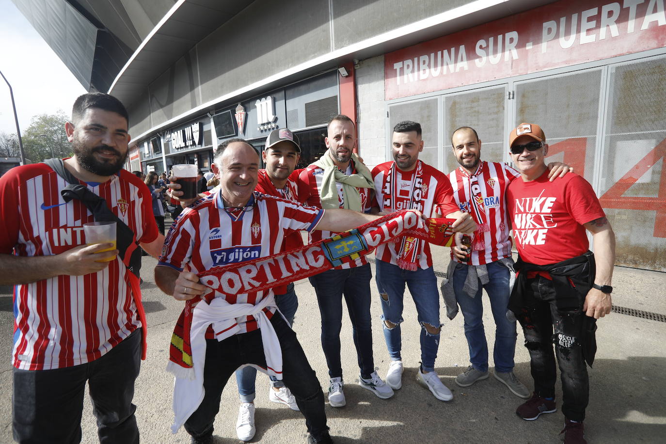 La afición del Sporting ha llenado las inmediaciones de El Molinón antes del partido que enfrentará a los rojiblancos con el Real Oviedo 