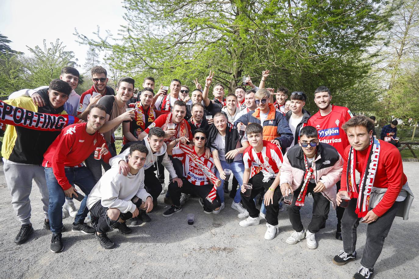 La afición del Sporting ha llenado las inmediaciones de El Molinón antes del partido que enfrentará a los rojiblancos con el Real Oviedo 