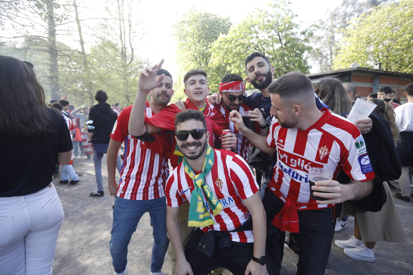 La afición del Sporting ha llenado las inmediaciones de El Molinón antes del partido que enfrentará a los rojiblancos con el Real Oviedo 