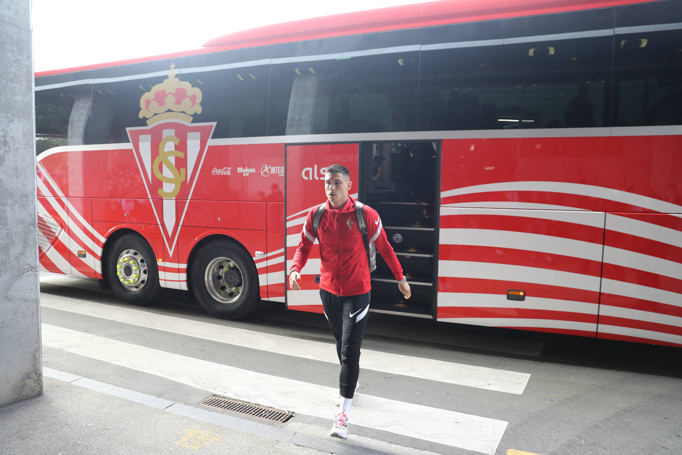 La afición del Sporting ha llenado las inmediaciones de El Molinón antes del partido que enfrentará a los rojiblancos con el Real Oviedo 