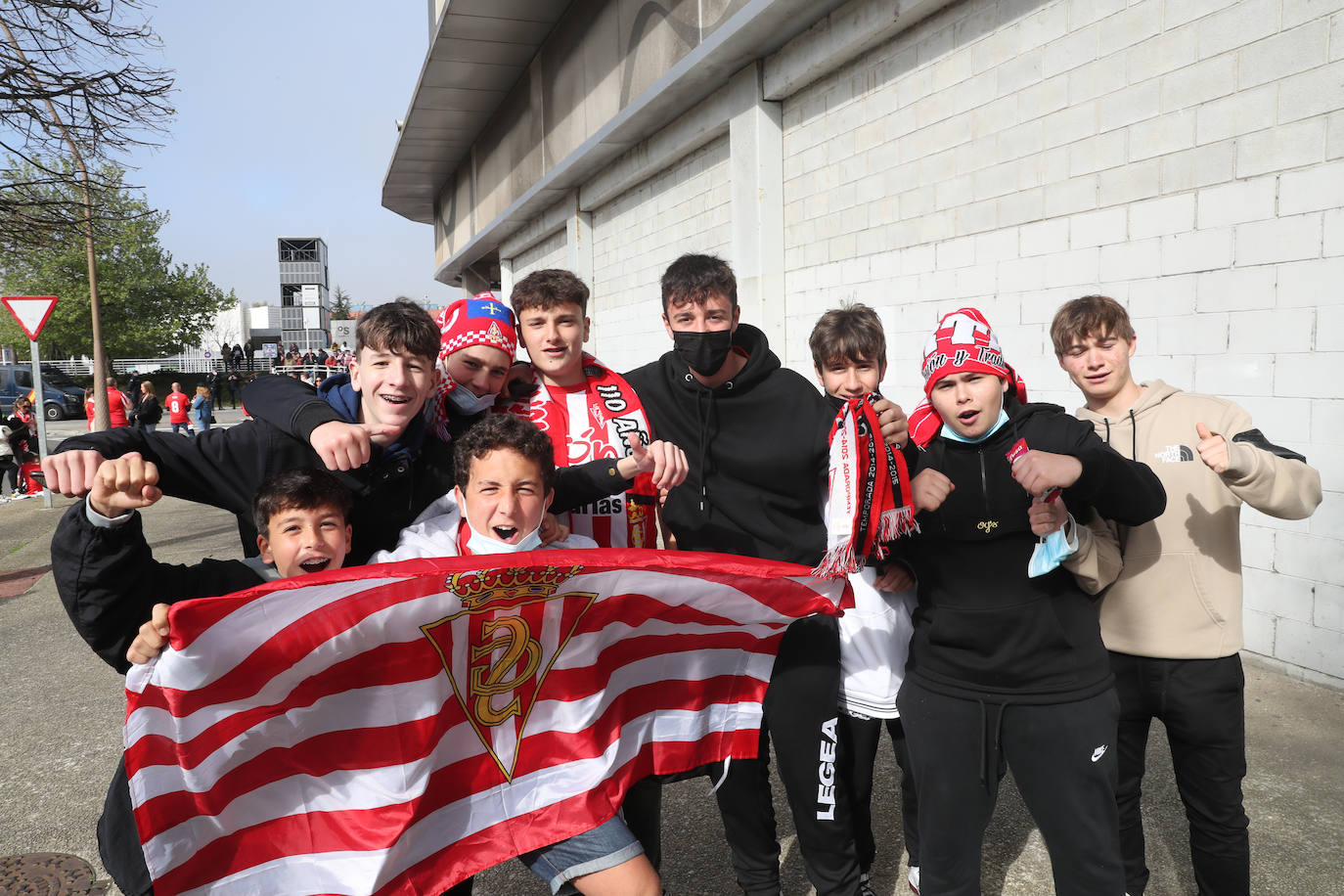 La afición del Sporting ha llenado las inmediaciones de El Molinón antes del partido que enfrentará a los rojiblancos con el Real Oviedo 