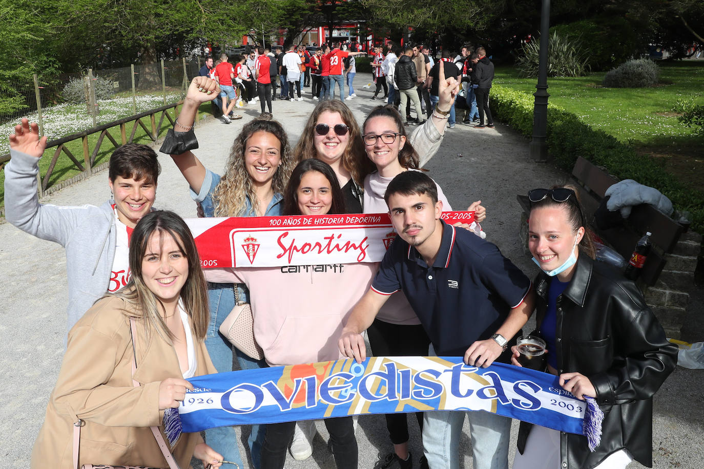 La afición del Sporting ha llenado las inmediaciones de El Molinón antes del partido que enfrentará a los rojiblancos con el Real Oviedo 