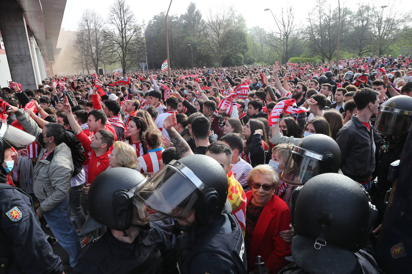 La afición del Sporting ha llenado las inmediaciones de El Molinón antes del partido que enfrentará a los rojiblancos con el Real Oviedo 