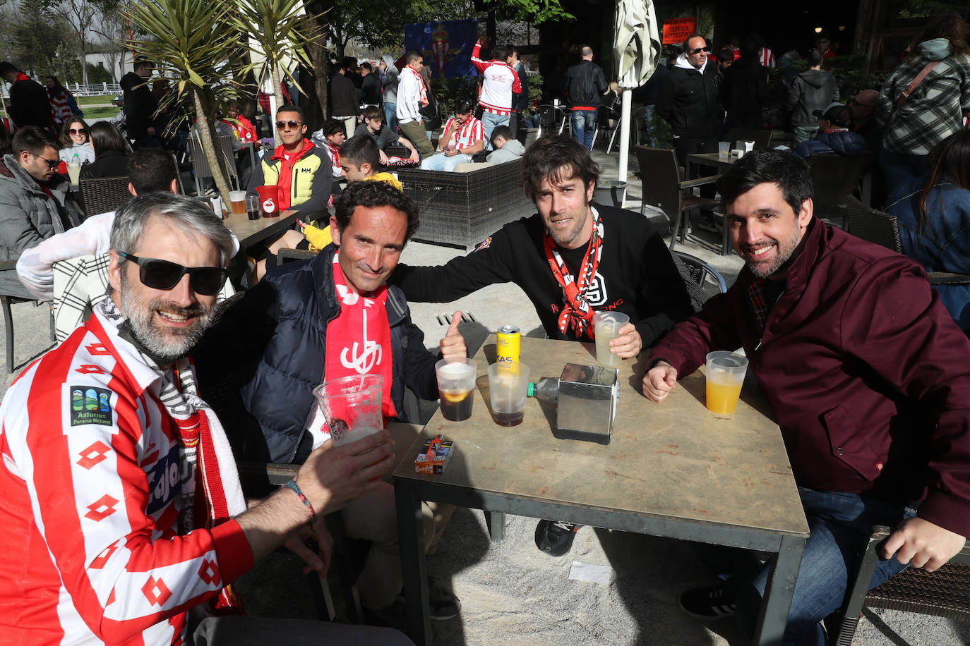 La afición del Sporting ha llenado las inmediaciones de El Molinón antes del partido que enfrentará a los rojiblancos con el Real Oviedo 