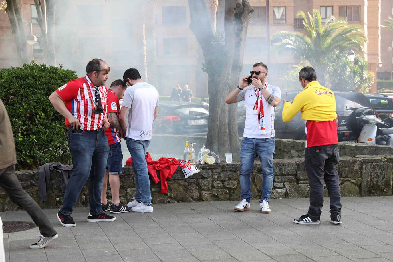 La afición del Sporting ha llenado las inmediaciones de El Molinón antes del partido que enfrentará a los rojiblancos con el Real Oviedo 