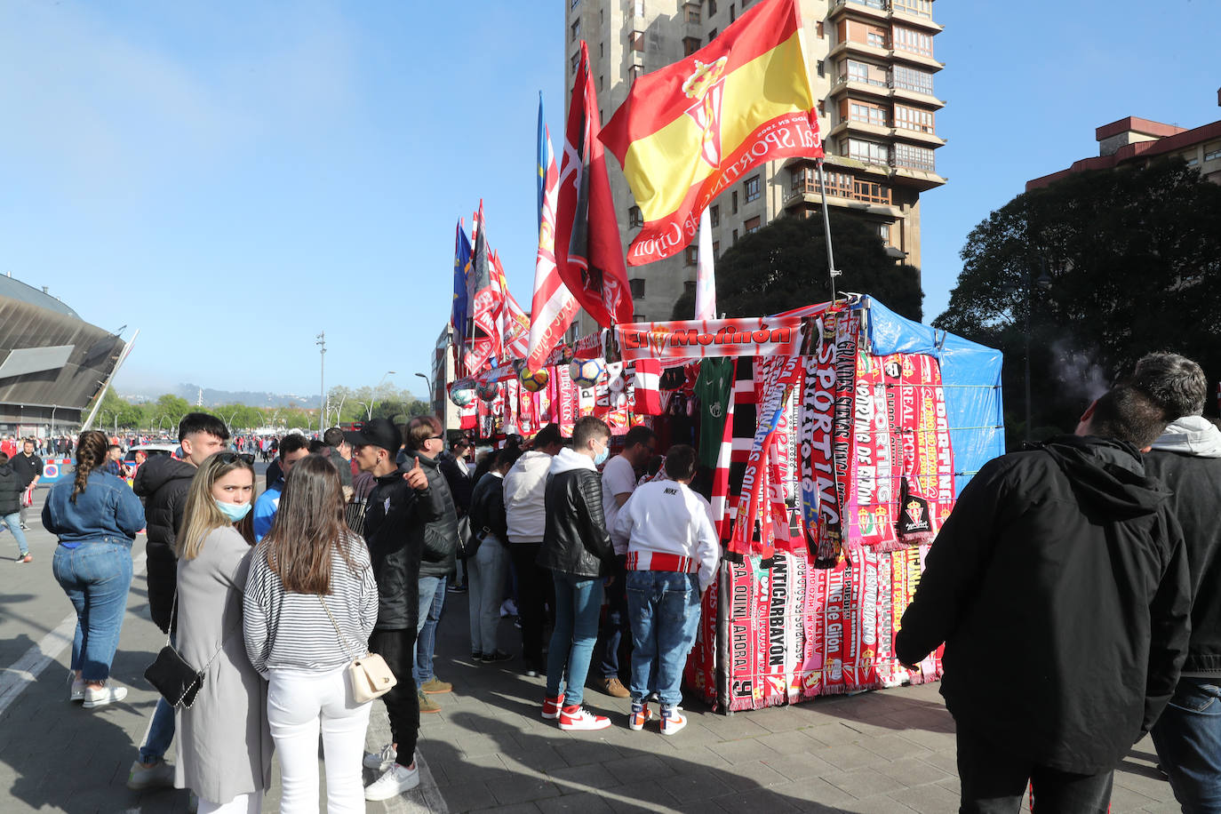 La afición del Sporting ha llenado las inmediaciones de El Molinón antes del partido que enfrentará a los rojiblancos con el Real Oviedo 