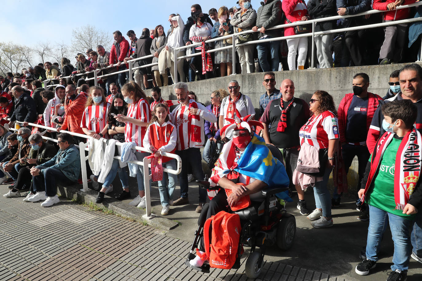 La afición del Sporting ha llenado las inmediaciones de El Molinón antes del partido que enfrentará a los rojiblancos con el Real Oviedo 