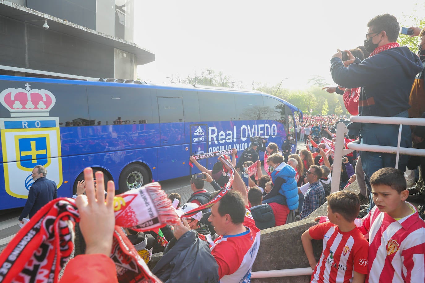 La afición del Sporting ha llenado las inmediaciones de El Molinón antes del partido que enfrentará a los rojiblancos con el Real Oviedo 