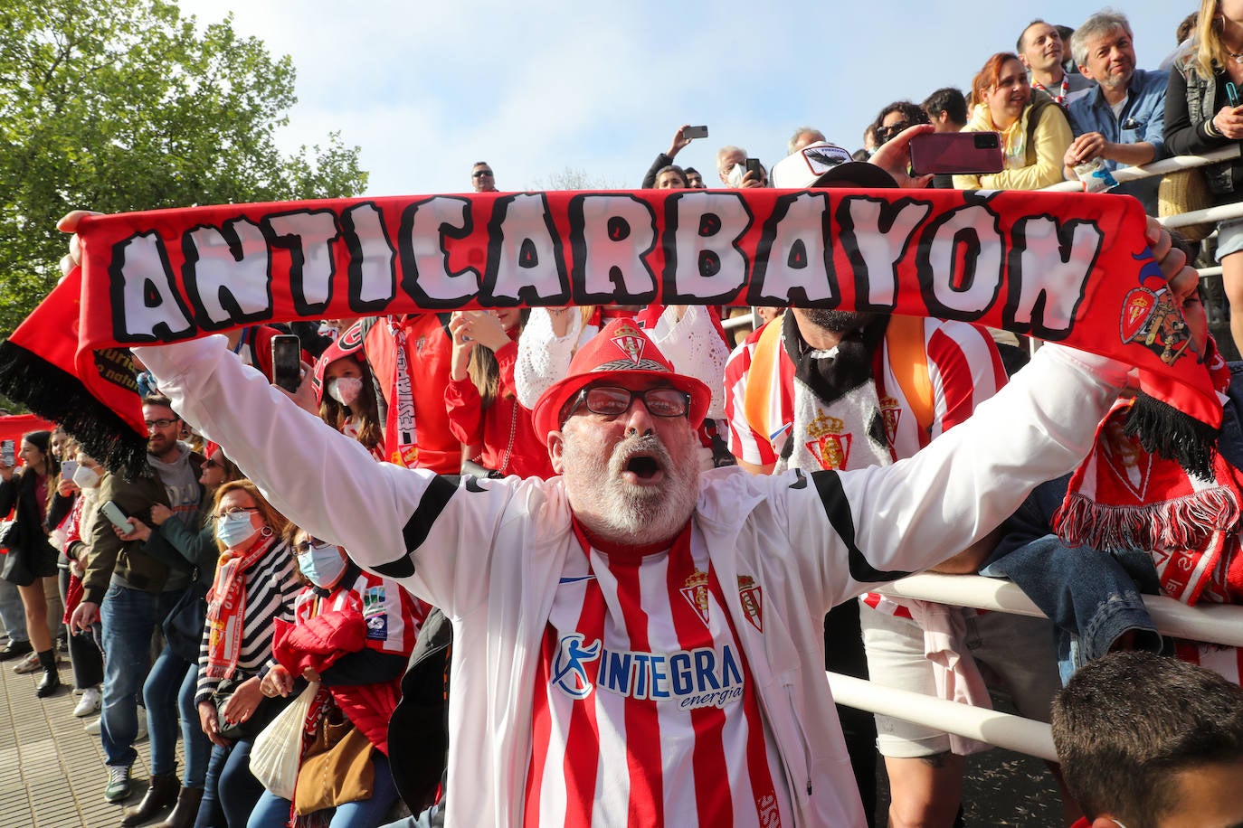 La afición del Sporting ha llenado las inmediaciones de El Molinón antes del partido que enfrentará a los rojiblancos con el Real Oviedo 