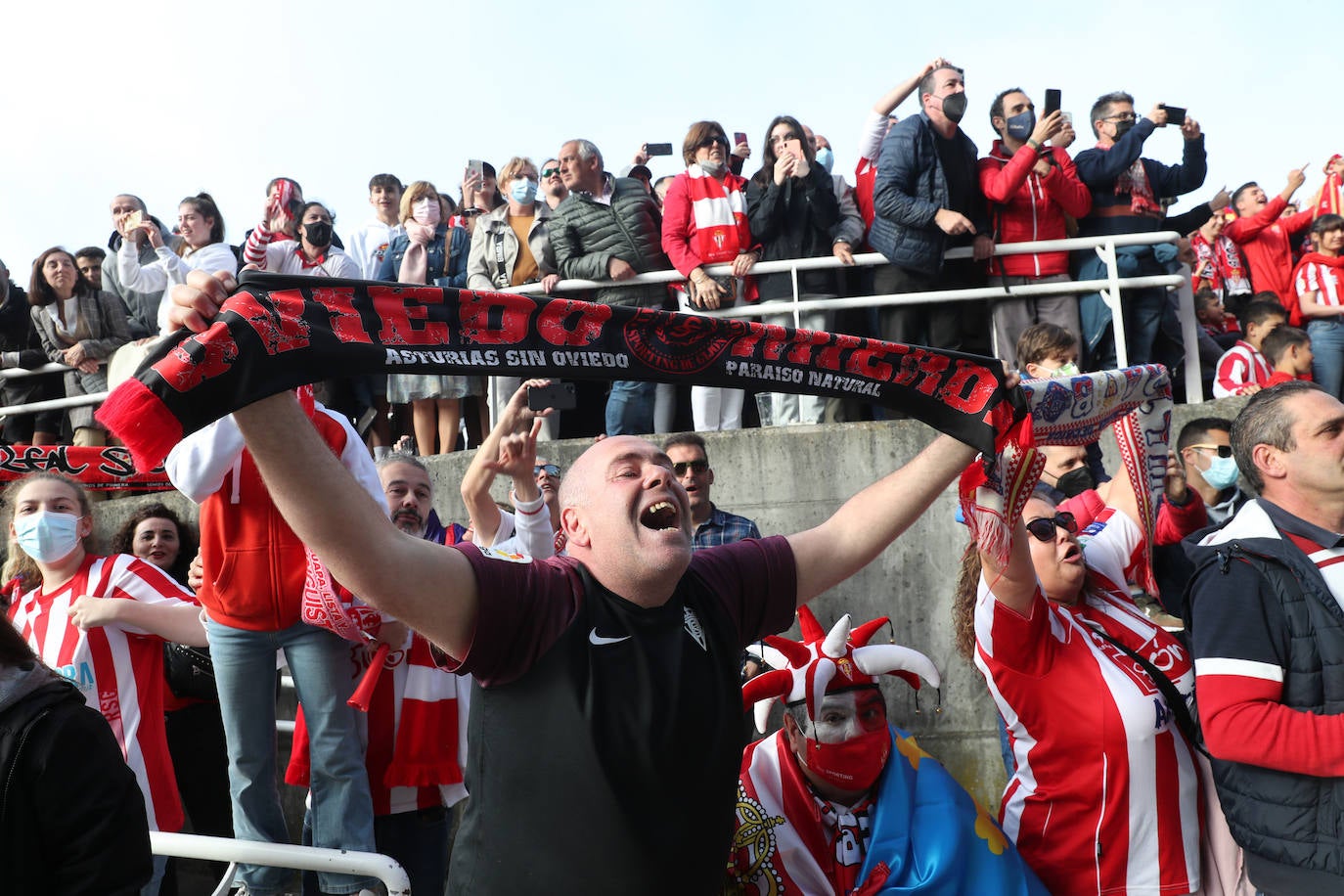 La afición del Sporting ha llenado las inmediaciones de El Molinón antes del partido que enfrentará a los rojiblancos con el Real Oviedo 