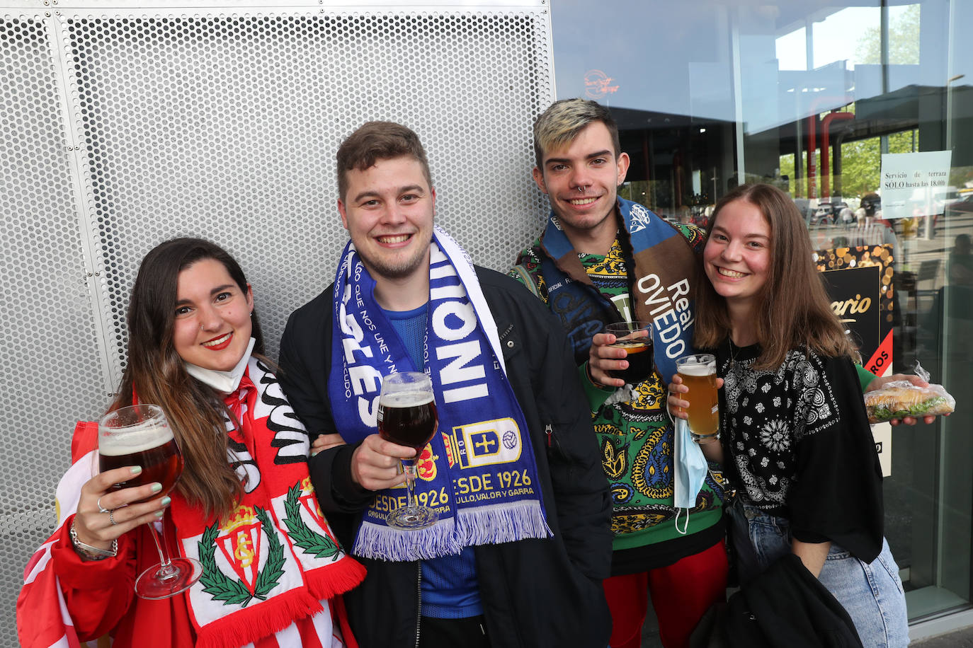 La afición del Sporting ha llenado las inmediaciones de El Molinón antes del partido que enfrentará a los rojiblancos con el Real Oviedo 