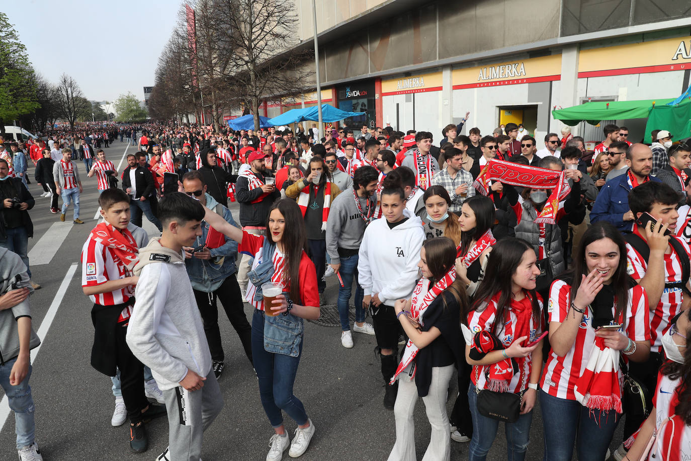 La afición del Sporting ha llenado las inmediaciones de El Molinón antes del partido que enfrentará a los rojiblancos con el Real Oviedo 