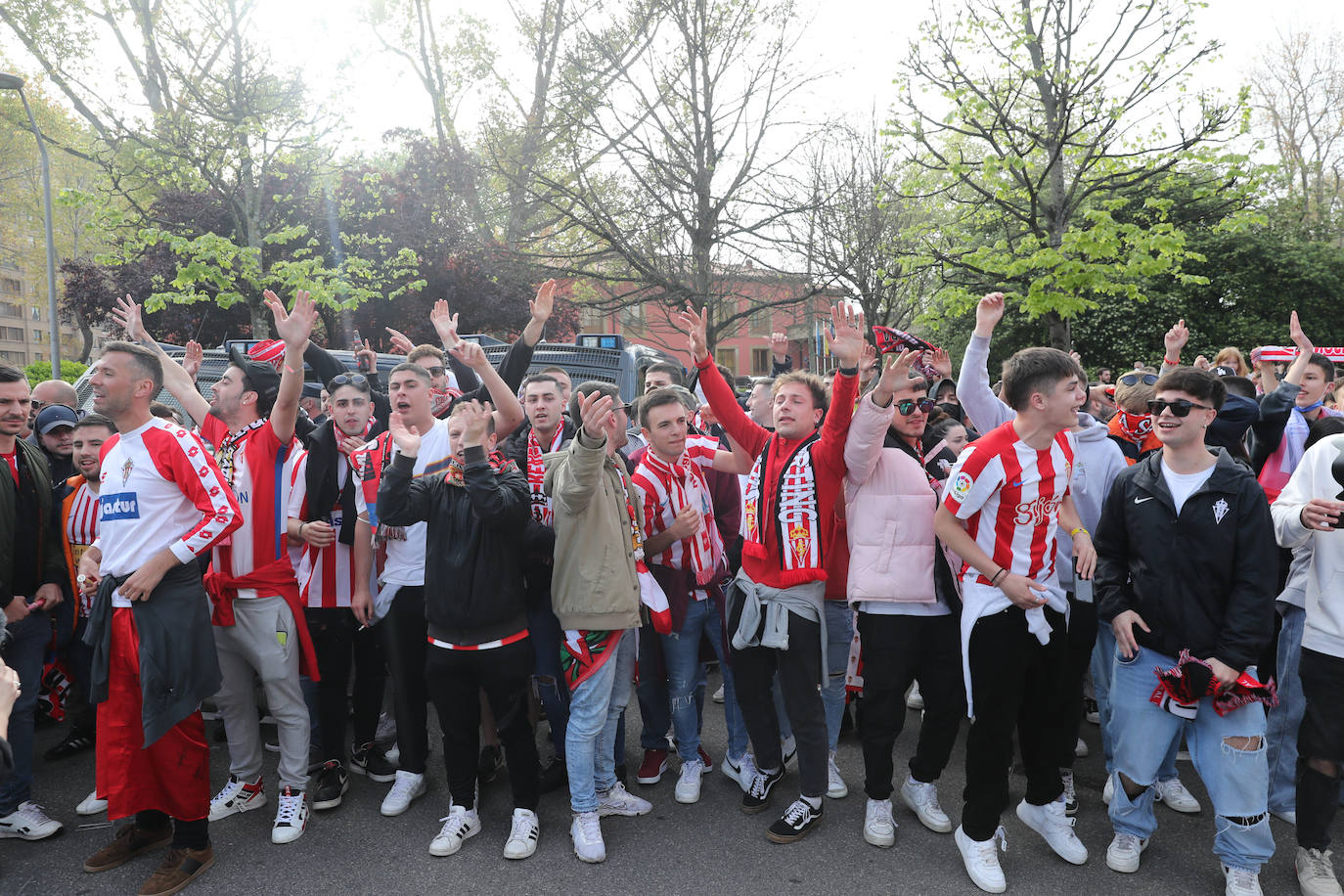 La afición del Sporting ha llenado las inmediaciones de El Molinón antes del partido que enfrentará a los rojiblancos con el Real Oviedo 