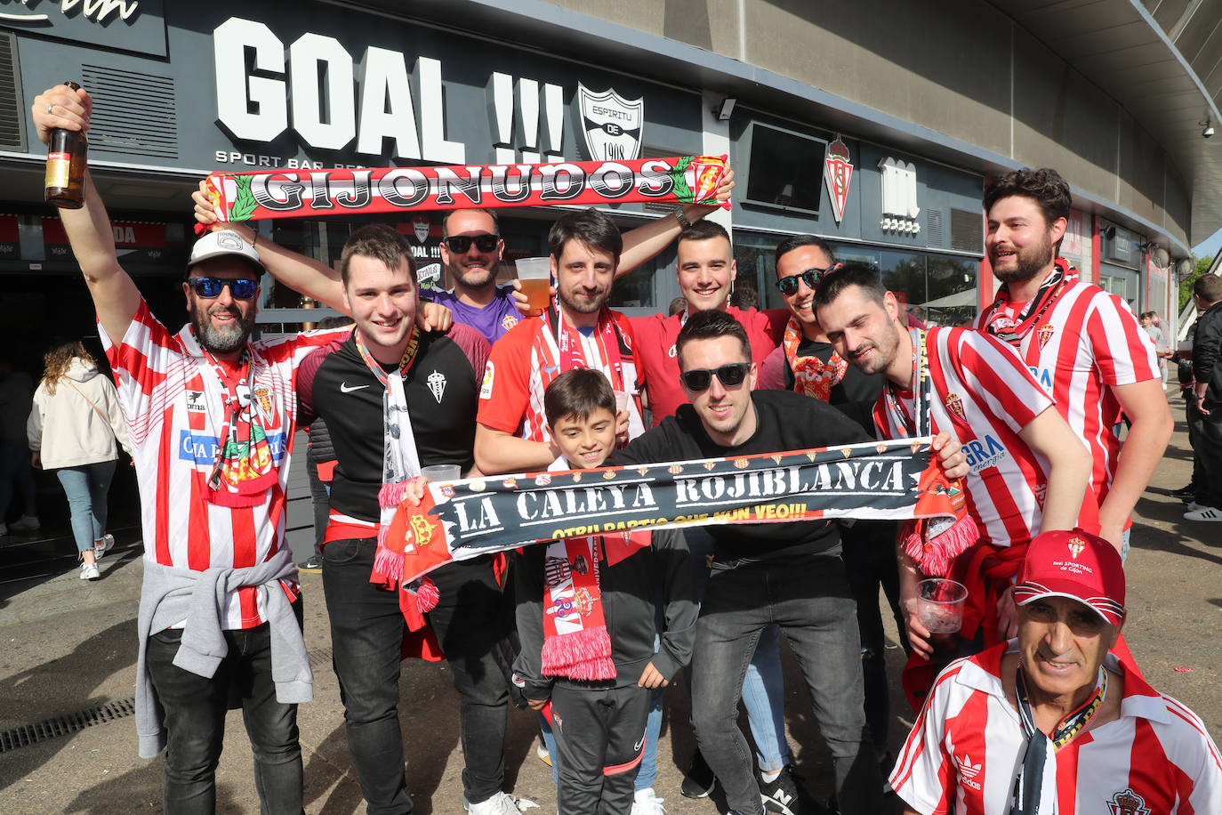 La afición del Sporting ha llenado las inmediaciones de El Molinón antes del partido que enfrentará a los rojiblancos con el Real Oviedo 