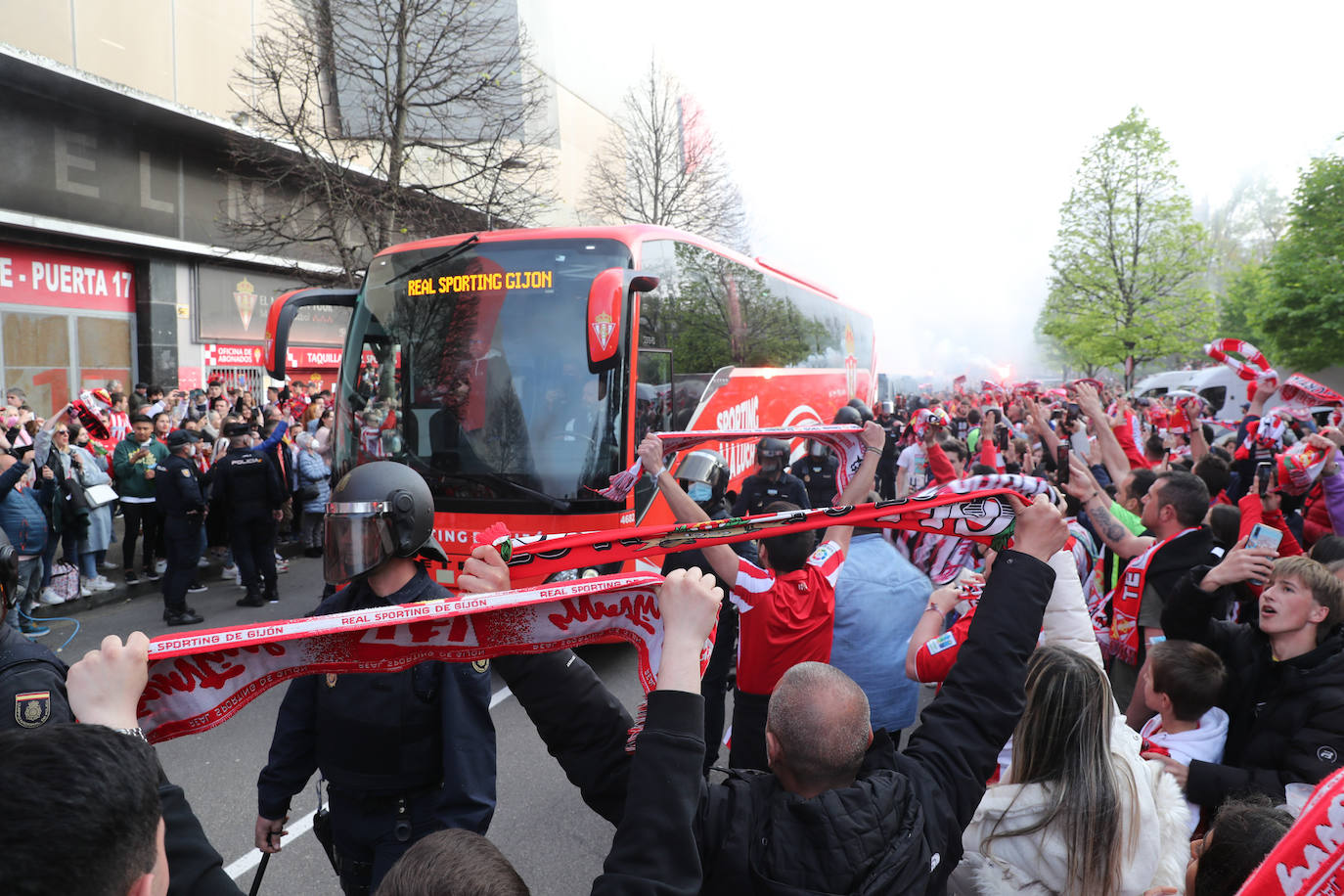 La afición del Sporting ha llenado las inmediaciones de El Molinón antes del partido que enfrentará a los rojiblancos con el Real Oviedo 