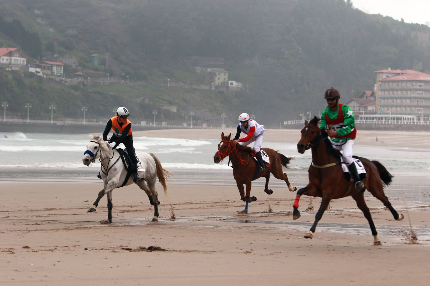 La playa de Santa Marina ha vuelto a llenarse de las Carreras de Caballos Playa de Ribadesella. Este sábado ha servido para coronar a 'Capea' y a su jinete Manuel Revuelta García como los grandes campeones de la 31º edición al vencer en la carrera larga (2.200 m) de la Primera Categoría-Gran Premio Hostelería y Comercio de Ribadesella para cuadrúpedos Pura Sangre Inglés.