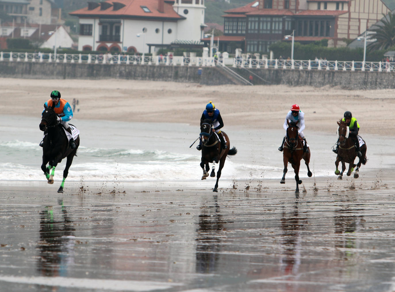 La playa de Santa Marina ha vuelto a llenarse de las Carreras de Caballos Playa de Ribadesella. Este sábado ha servido para coronar a 'Capea' y a su jinete Manuel Revuelta García como los grandes campeones de la 31º edición al vencer en la carrera larga (2.200 m) de la Primera Categoría-Gran Premio Hostelería y Comercio de Ribadesella para cuadrúpedos Pura Sangre Inglés.