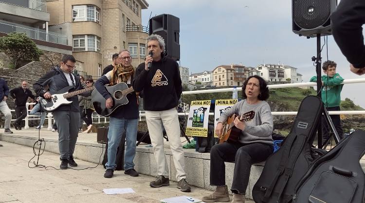 Decenas de personas se han manifestado este sábado en Tapia de Casariego para dejar claro que están en contra de la explotación de oro en Salave. «En Salave, arqueología sí, minería no» u «oro xa temos, son os nosos nenos» son algunas de las pancartas que han podido leerse en una concentración que ha estado ambientada por una banda de música. 