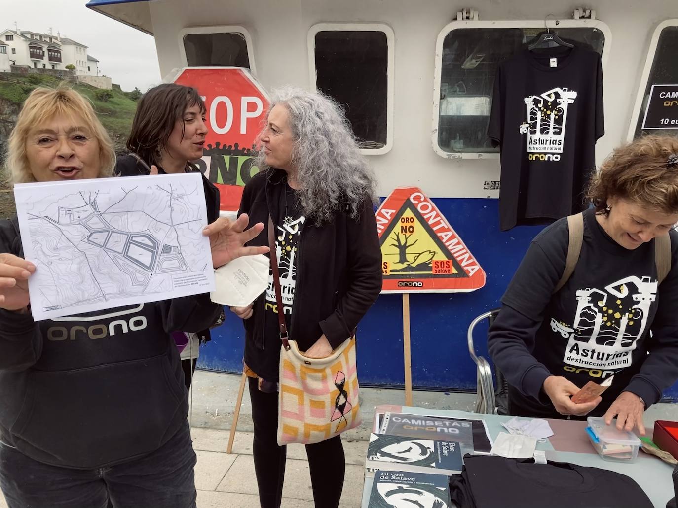 Decenas de personas se han manifestado este sábado en Tapia de Casariego para dejar claro que están en contra de la explotación de oro en Salave. «En Salave, arqueología sí, minería no» u «oro xa temos, son os nosos nenos» son algunas de las pancartas que han podido leerse en una concentración que ha estado ambientada por una banda de música. 