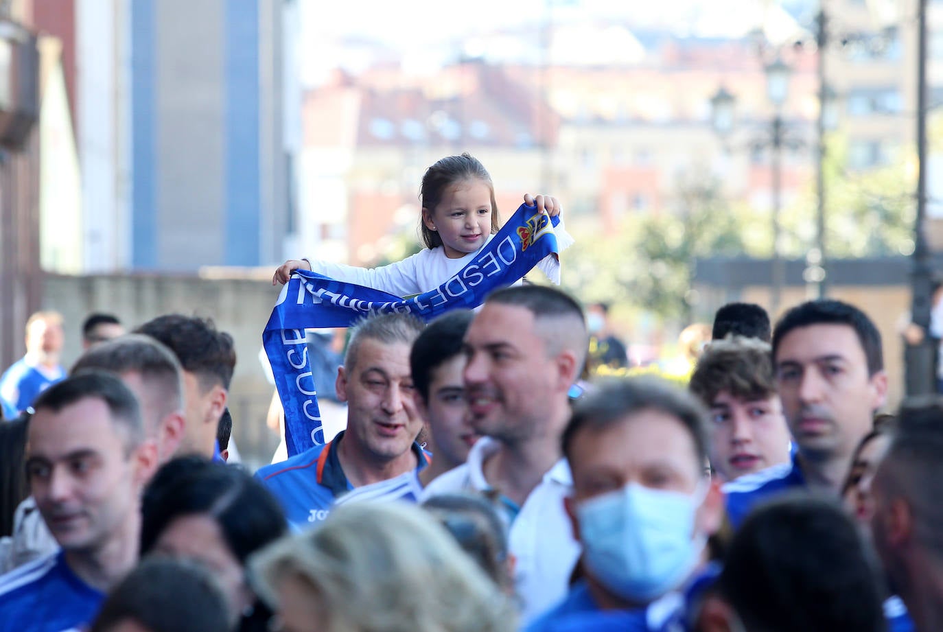 Decenas de aficionados del Real Oviedo se han agolpado para despedir a los jugadores antes del derbi asturiano, que se disputará en El Molinón 