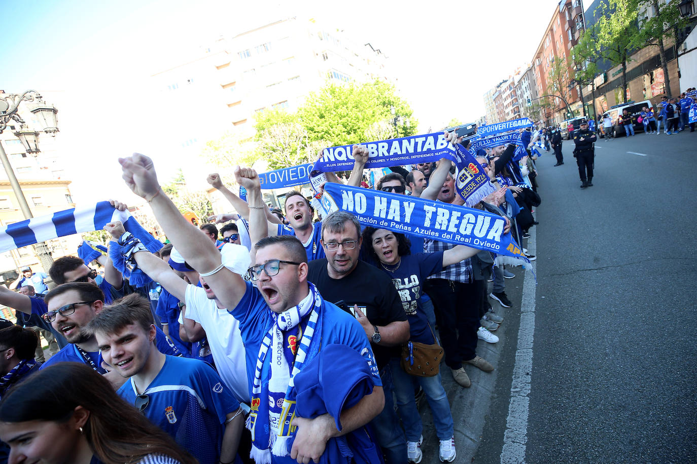 Decenas de aficionados del Real Oviedo se han agolpado para despedir a los jugadores antes del derbi asturiano, que se disputará en El Molinón 