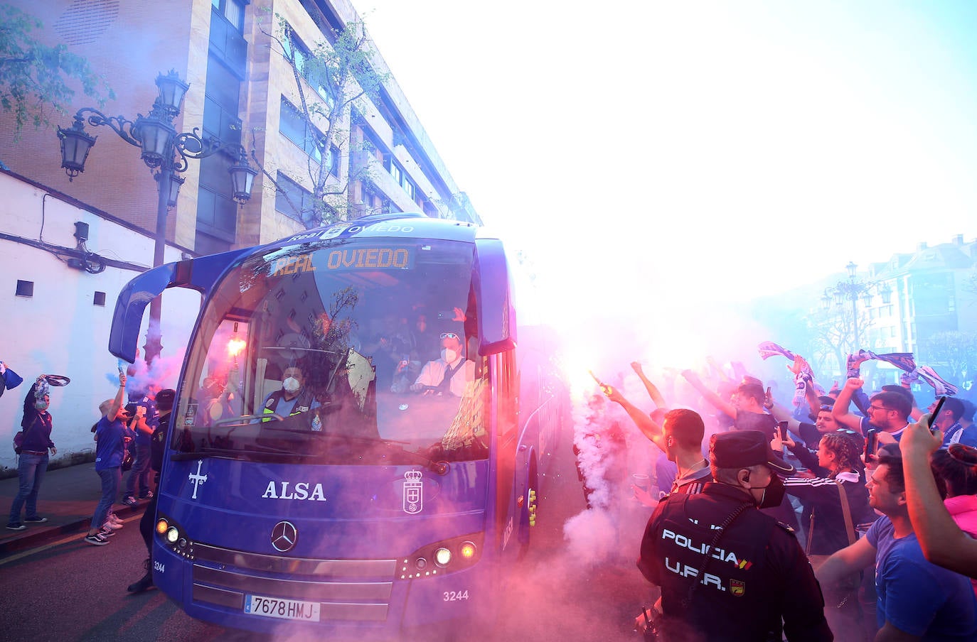 Decenas de aficionados del Real Oviedo se han agolpado para despedir a los jugadores antes del derbi asturiano, que se disputará en El Molinón 