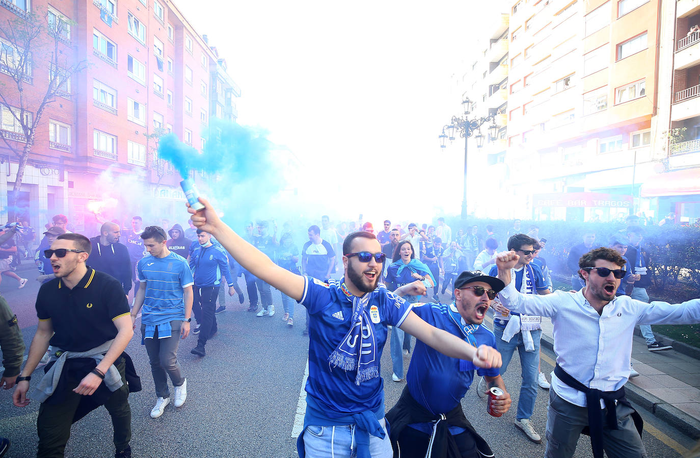 La afición azul despide al equipo antes del derbi 