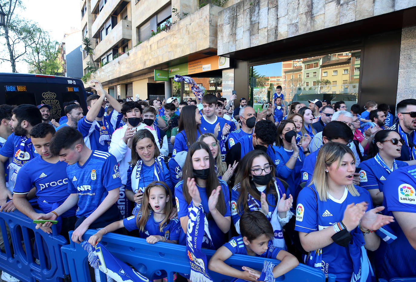 Decenas de aficionados del Real Oviedo se han agolpado para despedir a los jugadores antes del derbi asturiano, que se disputará en El Molinón 