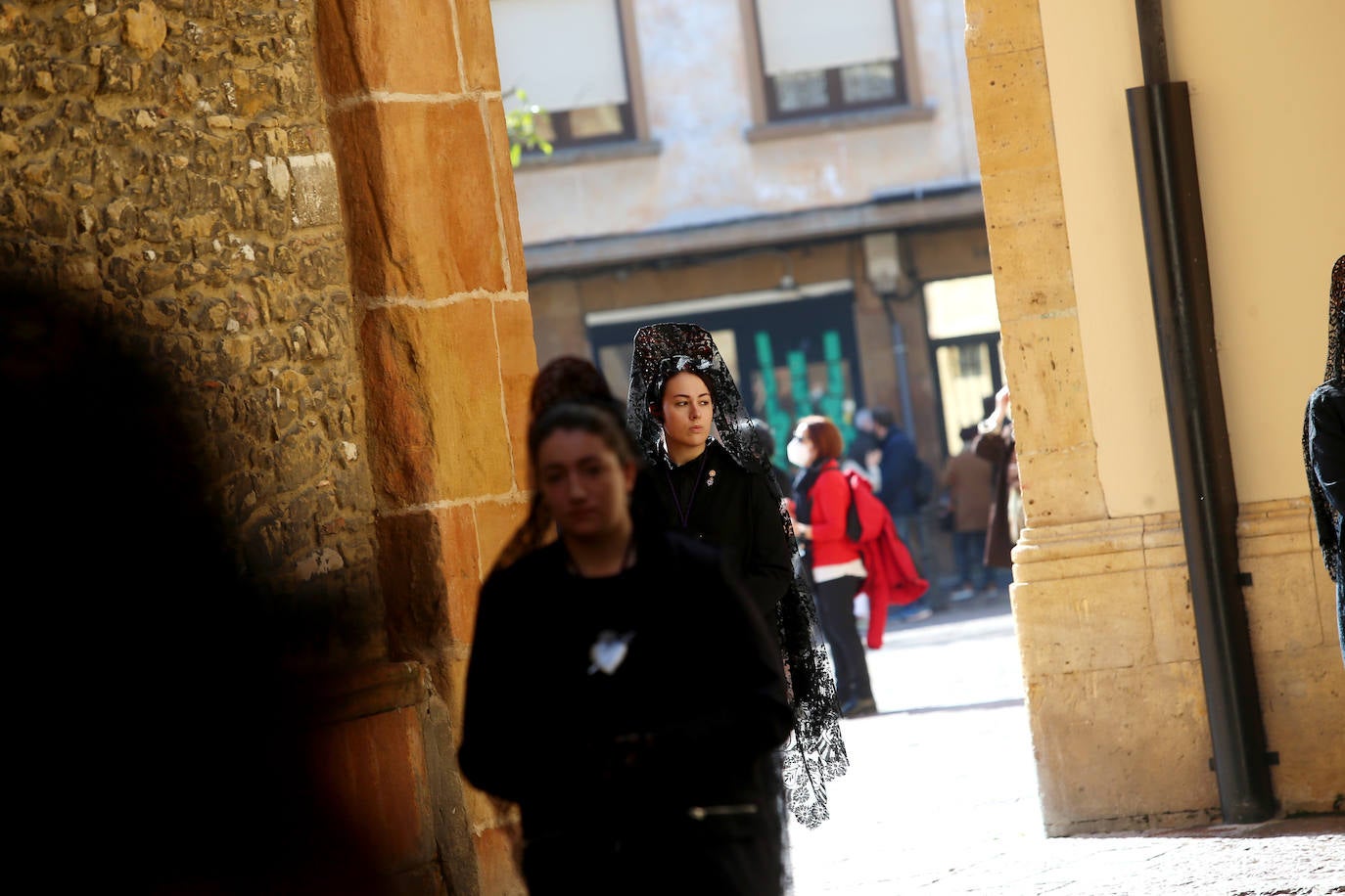La procesión de La Soledad, escoltada por cuatro bomberos, se abrió paso entre aplausos hasta llegar a la plaza del Ayuntamiento de Oviedo. Los miembros de la Real y Trinitaria Archicofradía del Santo Entierro y Nuestra Señora de Los Dolores en su Inmaculada Concepción han recorrido durante dos horas el casco antiguo, dedicando este acto a las víctimas de la pandemia y de la guerra en Ucrania