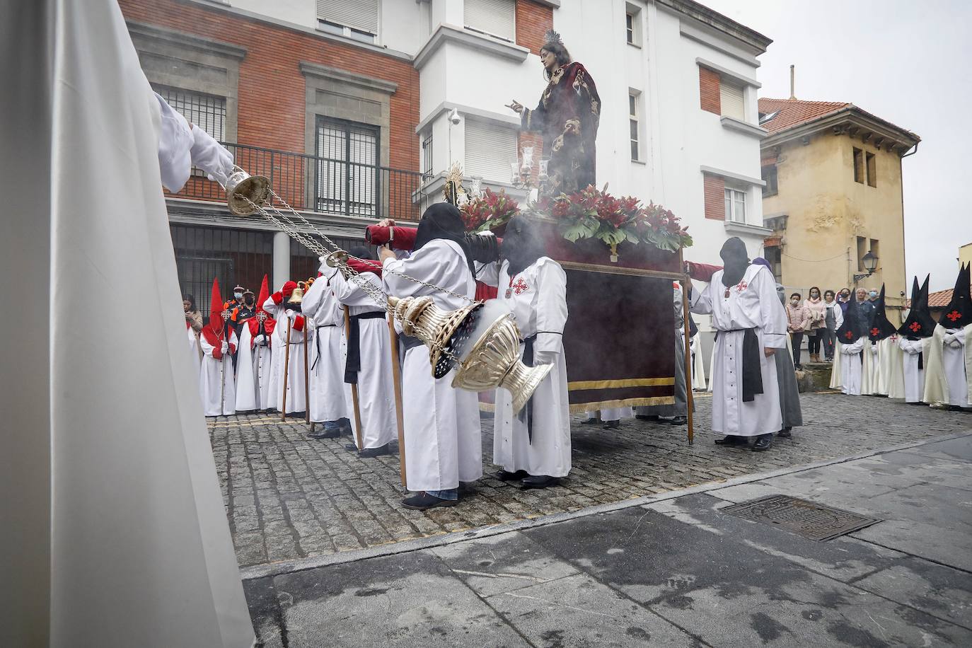 La Ilustre Hermandad de la Santa Vera Cruz abrió camino desde el Campo Valdés para dirigirse a Sebastián Miranda, seguidos por la Hermandad de la Misecordia, portadora de la imagen de San Juan Evangelista y, tras ellos, los integrantes de la Ilustre Cofradía del Santo Sepulcro portaban sobre sus hombros a la virgen de la Soledad, rodeada de flores blancas y ataviada con un manto azul noche y bordados dorados.