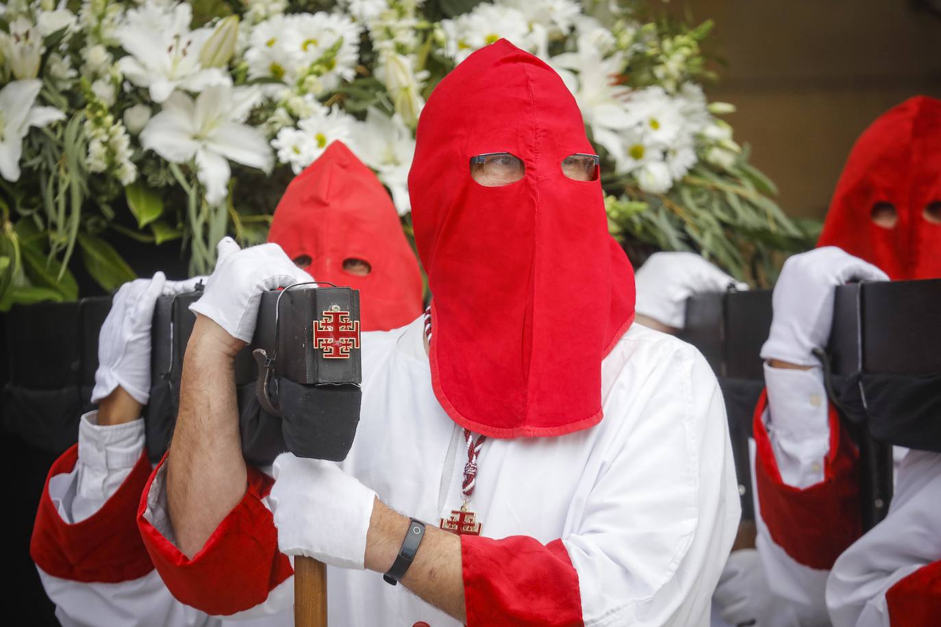 La Ilustre Hermandad de la Santa Vera Cruz abrió camino desde el Campo Valdés para dirigirse a Sebastián Miranda, seguidos por la Hermandad de la Misecordia, portadora de la imagen de San Juan Evangelista y, tras ellos, los integrantes de la Ilustre Cofradía del Santo Sepulcro portaban sobre sus hombros a la virgen de la Soledad, rodeada de flores blancas y ataviada con un manto azul noche y bordados dorados.