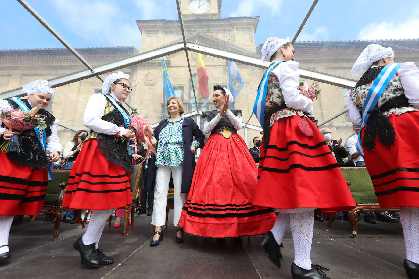 La actriz Rossy de Palma ha sido protagonista este domingo en el inicio de las fiestas de El Bollo de Avilés. En su intervención ha llegado a emocionarse hablando de la ciudad de la que eran naturales sus padres. «Avilés, muyer yes. Esta ciudad es una mujer, no me cabe duda», ha subrayado Rossy de Palma en su discurso, en el que ha destacado la «osadía» de las gentes de Avilés, en especial de unas mujeres «poderosas y fantásticas». 