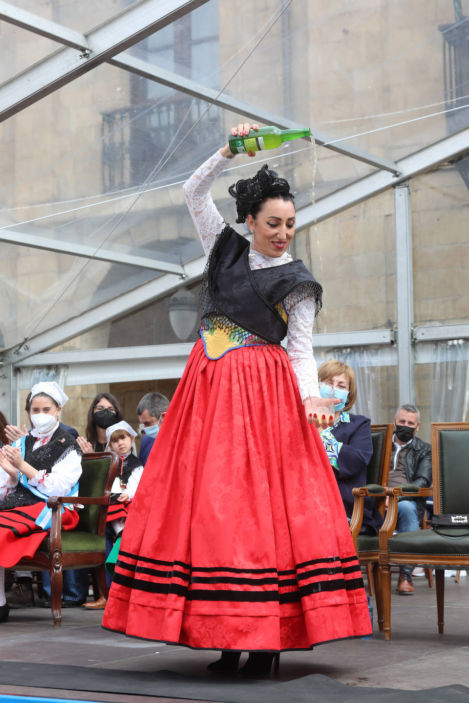 La actriz Rossy de Palma ha sido protagonista este domingo en el inicio de las fiestas de El Bollo de Avilés. En su intervención ha llegado a emocionarse hablando de la ciudad de la que eran naturales sus padres. «Avilés, muyer yes. Esta ciudad es una mujer, no me cabe duda», ha subrayado Rossy de Palma en su discurso, en el que ha destacado la «osadía» de las gentes de Avilés, en especial de unas mujeres «poderosas y fantásticas». 