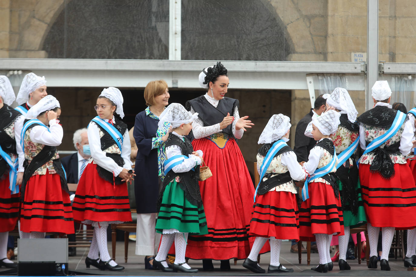 La actriz Rossy de Palma ha sido protagonista este domingo en el inicio de las fiestas de El Bollo de Avilés. En su intervención ha llegado a emocionarse hablando de la ciudad de la que eran naturales sus padres. «Avilés, muyer yes. Esta ciudad es una mujer, no me cabe duda», ha subrayado Rossy de Palma en su discurso, en el que ha destacado la «osadía» de las gentes de Avilés, en especial de unas mujeres «poderosas y fantásticas». 