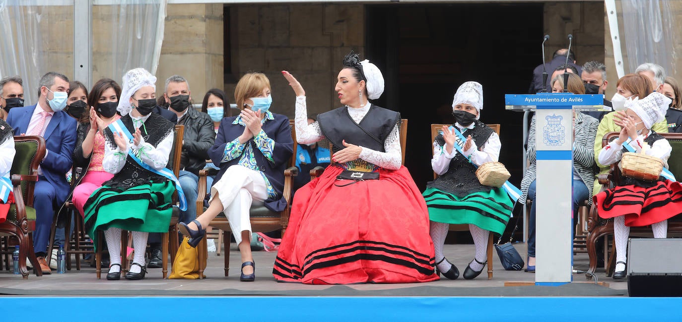 La actriz Rossy de Palma ha sido protagonista este domingo en el inicio de las fiestas de El Bollo de Avilés. En su intervención ha llegado a emocionarse hablando de la ciudad de la que eran naturales sus padres. «Avilés, muyer yes. Esta ciudad es una mujer, no me cabe duda», ha subrayado Rossy de Palma en su discurso, en el que ha destacado la «osadía» de las gentes de Avilés, en especial de unas mujeres «poderosas y fantásticas». 