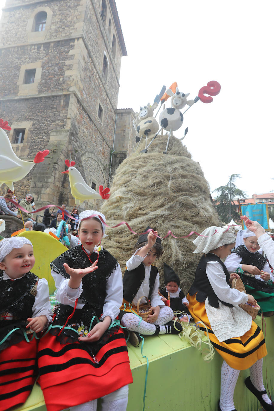 Tres años de espera, dos ediciones canceladas y muchas ganas después, Avilés por fin ha podido echarse de nuevo a la calle para celebrar las fiestas de El Bollo. El tradicional desfile que cierran las xanas y xaninas ha llenado de público las calles del casco histórico de la ciudad. 