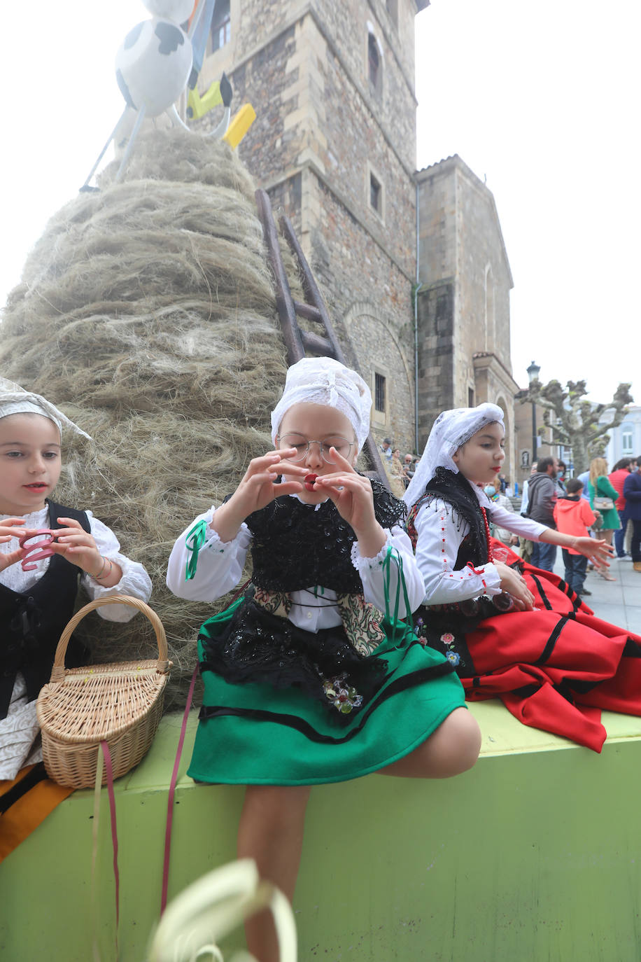 Tres años de espera, dos ediciones canceladas y muchas ganas después, Avilés por fin ha podido echarse de nuevo a la calle para celebrar las fiestas de El Bollo. El tradicional desfile que cierran las xanas y xaninas ha llenado de público las calles del casco histórico de la ciudad. 