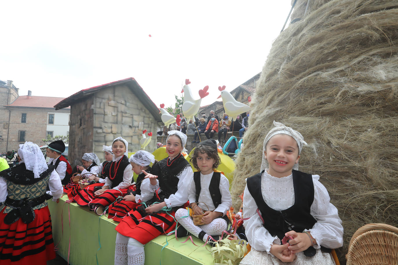 Tres años de espera, dos ediciones canceladas y muchas ganas después, Avilés por fin ha podido echarse de nuevo a la calle para celebrar las fiestas de El Bollo. El tradicional desfile que cierran las xanas y xaninas ha llenado de público las calles del casco histórico de la ciudad. 