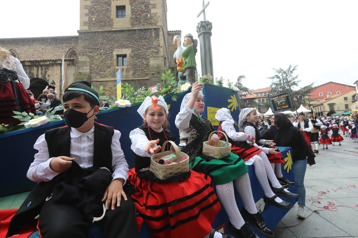 Tres años de espera, dos ediciones canceladas y muchas ganas después, Avilés por fin ha podido echarse de nuevo a la calle para celebrar las fiestas de El Bollo. El tradicional desfile que cierran las xanas y xaninas ha llenado de público las calles del casco histórico de la ciudad. 